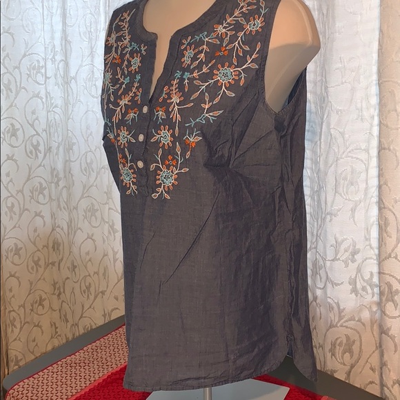 Great design on this top - Picture 2 of 8